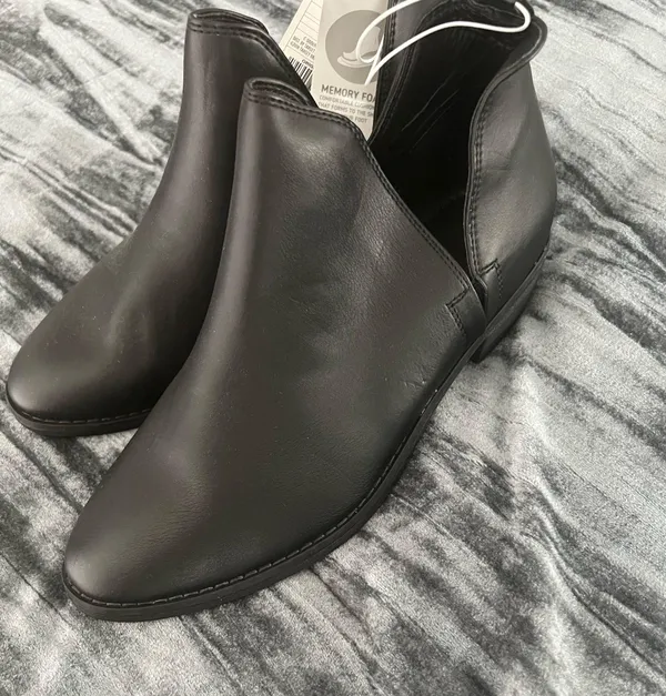 Black half ankle boots Size 6.5 By universal thread - Image 2