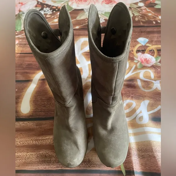 UGG Gray Boots with Suede Finish and Studded Detailing - Image 7