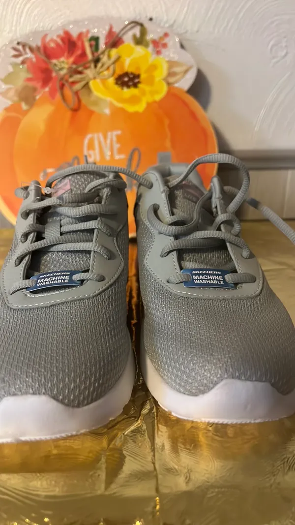 Women’s sketchers Gray Size 7 - Image 3