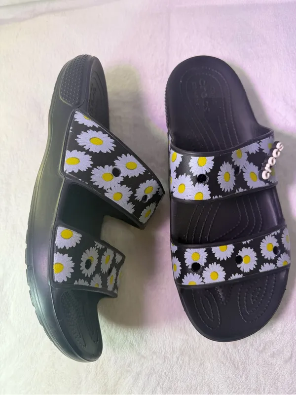 CROCS Black Daisy-Print Dual-Strap Kids Sandals - Image 5