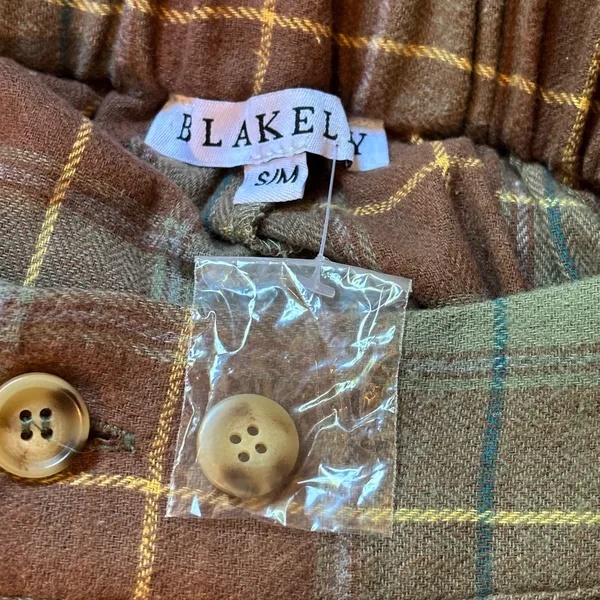 Blakeley Brown Plaid Cropped Wide Leg Cargo Pant - size Small/Medium - Image 6