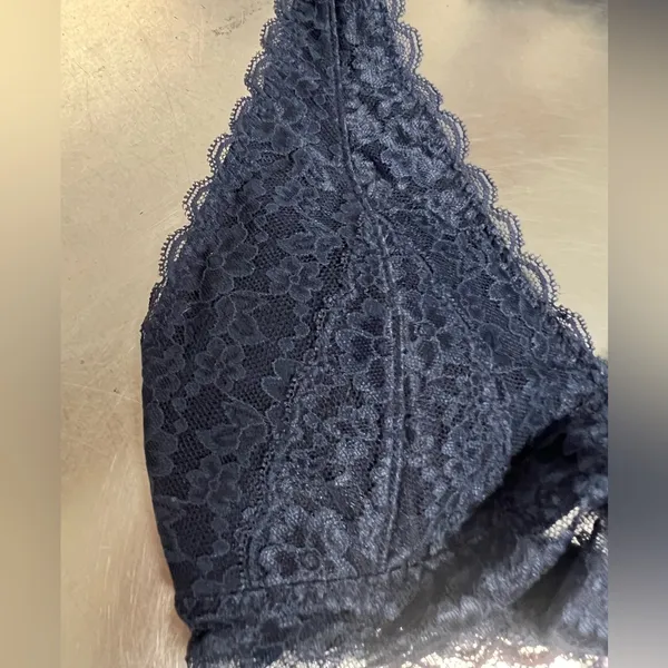 Gilly Hicks Navy Blue Lace Wireless Padded Floral Halter Bralette - Size Small - EUC - Image 3