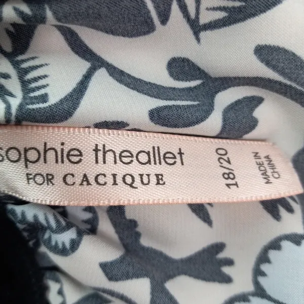 Cacique 28/20 Chic Black and White Pastel Sky Blue Floral Paneled Negligee - Image 9