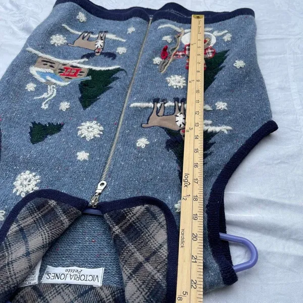 Victoria Jones size PM knitted winter holiday theme vest. - Image 5