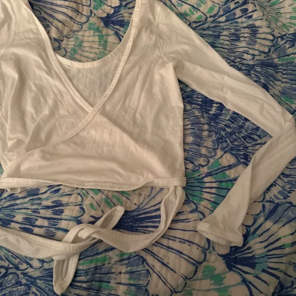 Lululemon long sleeve wrap small hole on collar from security tag size small - Image 2