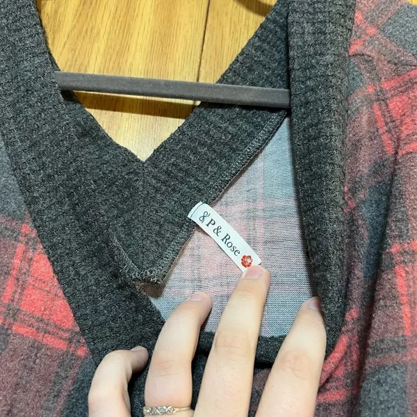 P & Rose Plaid V-Neck Top Woamns Size Small - Image 4