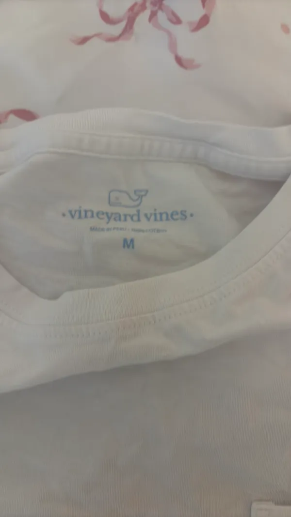 White vineyard vines T-shirt with designs - Image 4