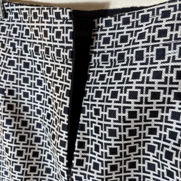 Banana Republic Geometric Print‎ Silk-Blend Pencil Skirt Size 4 - Image 5