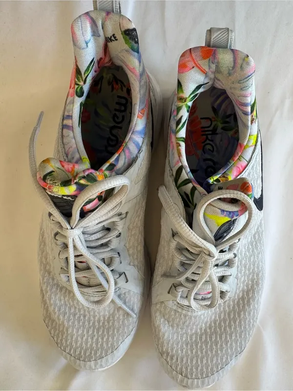 Nike White and Black Women's Athletic Sneakers with Floral Heel - Image 4