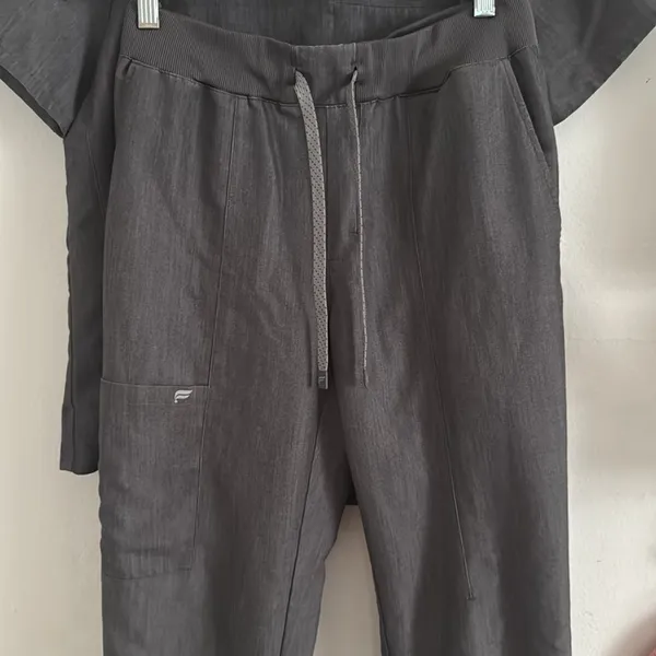 Fabletics Women's Method 2-Pocket Scrub set 
EUC - Image 3