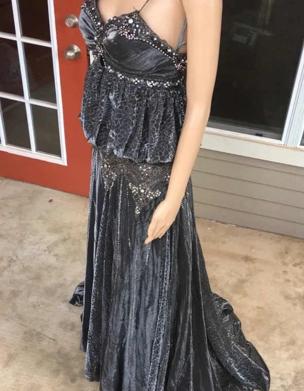 Elegant Black Beaded Peplum Evening Gown - Image 9