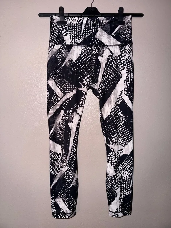lululemon athletica Black & White Abstract High-Rise Leggings - Image 3