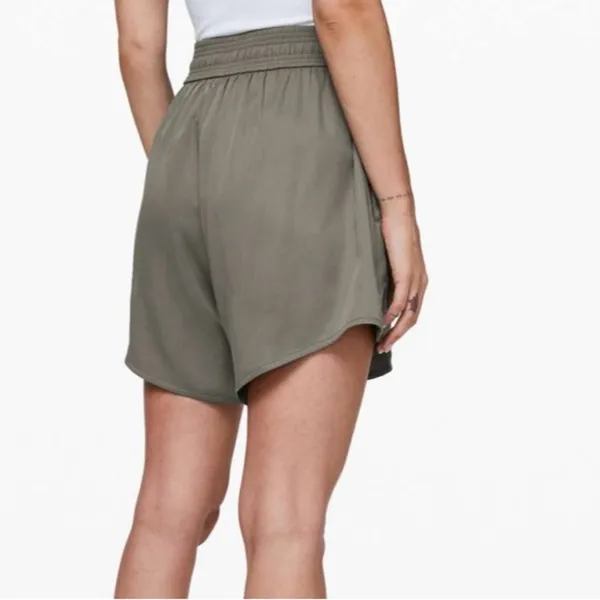 Lululemon Feeling Femme Short Size 4 - Image 2
