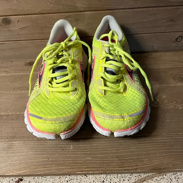 Brooks cadence neon yellow running shoes size 8 bg - Image 4
