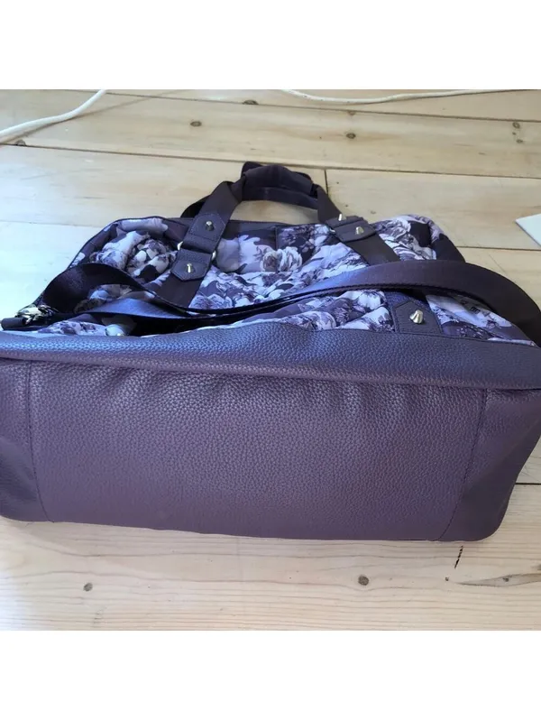 Cynthia Rowley EUC Women's Large Quilted Purple Floral Camo Weekender Bag - Image 5