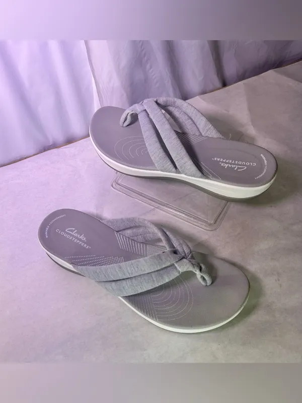 Clarks Light Gray Padded Thong Sandal - Image 3