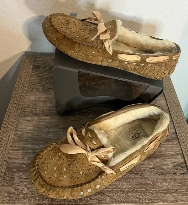UGG Dakota Sunshine Perf Ribbon Satin Laces Bow Leather Chestnut Slippers Sz 9 - Image 3
