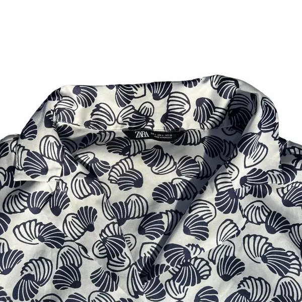 Zara Clamshell Silky‎ White & Navy Relaxed Fit Button Front Crop Top Size Large - Image 2