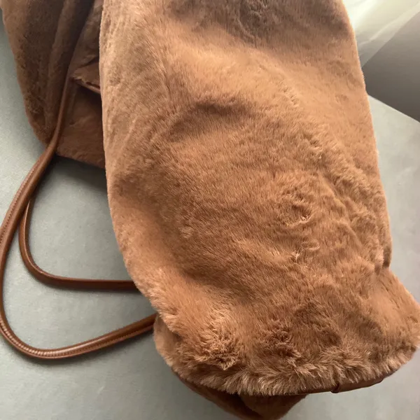 Alo Yoga Faux Fur Tote Bag Chocolate - Image 13