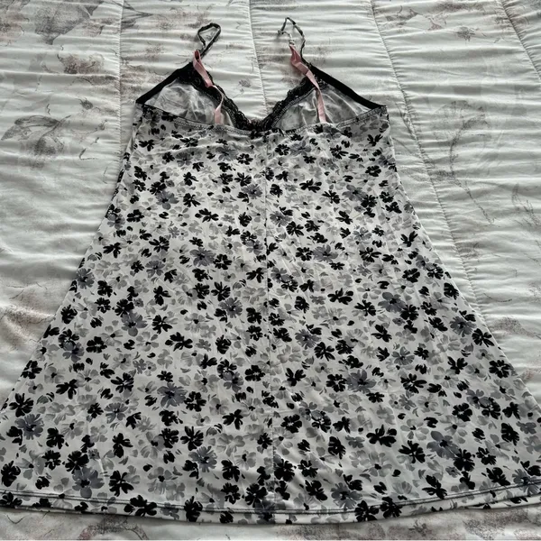 Black and white ditsy floral Y2K goth lace trim slip dress siz M spaghetti boho - Image 9