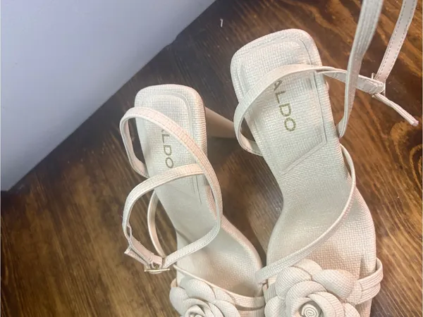 Aldo tan floral strappy chunky heels size 5.5 - Image 5