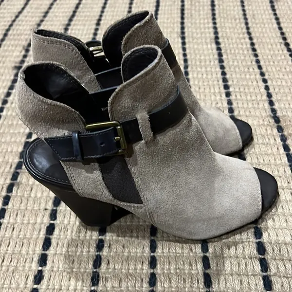 Franco Sarto‎ Buckle Peep Toe Stacked Suede Heeled Booties Size 8.5 A16 - Image 6