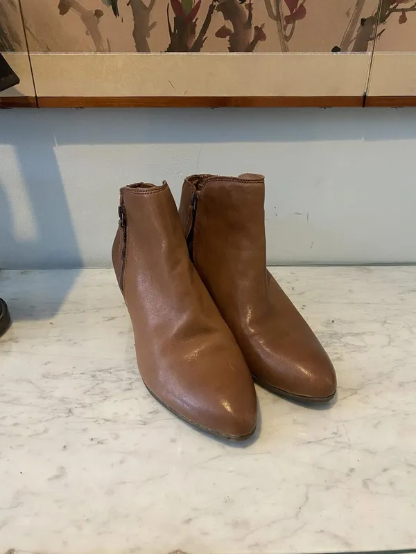 Frye Judith Boots Womens Size 8.5 Brown Leather Ankle Zip Almond Toe Booties - Image 2