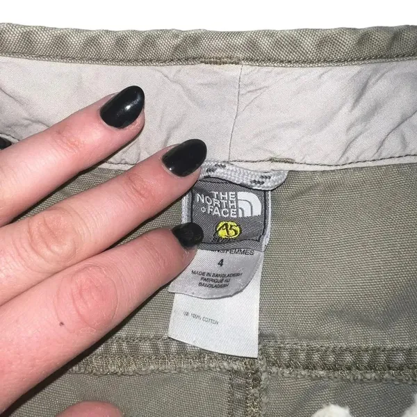 The North Face Women's 4‎ Green Multi-Pocket Cargo Hiking Shorts - Image 3