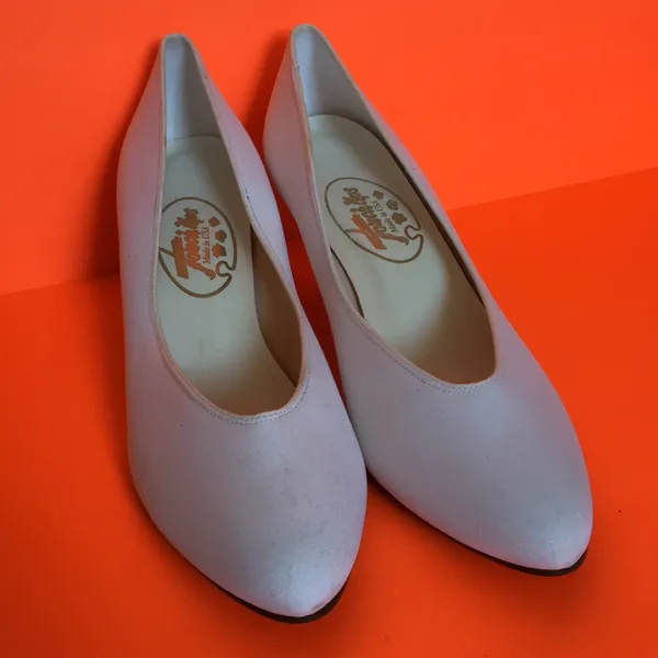 FINAL MARKDOWN Ladies’ Touch Ups Dyeable Wedding Pumps 12 - Image 2