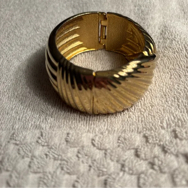 Lovely Vintage Hinged Clamper Bracelet, Gold-Tone - Image 3