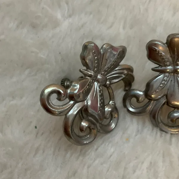 Elegant Silver Bow Earrings - Image 3