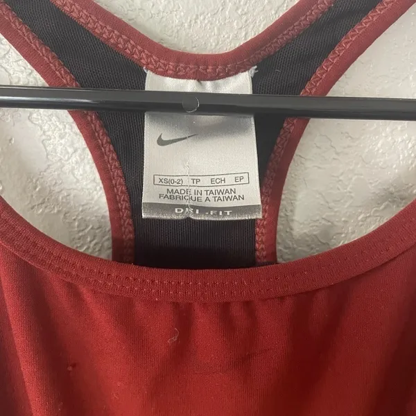 Nike cropped tank with built in bra - Image 3