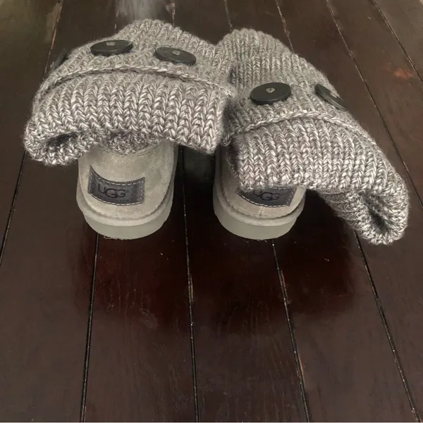 UGG Classic Cardy knitted sweater 3 button fold over boots.Silver color. Size: 8 - Image 14