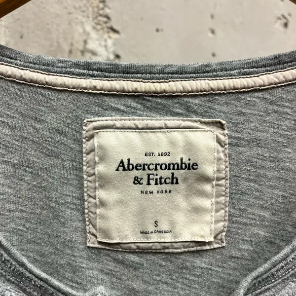 Abercrombie Y2K Vintage Fitted Gray Long Sleeve Henley Floral Design Top - Image 3