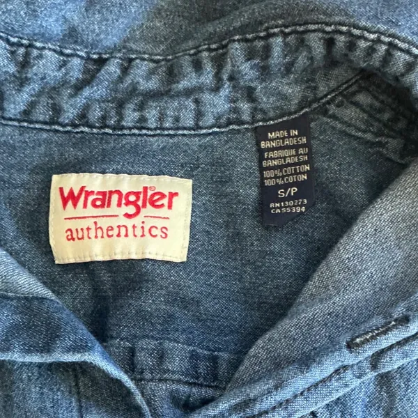 Wrangler Authentics Vintage Denim Button Down Shirt Medium Wash Blue Small‎ - Image 3