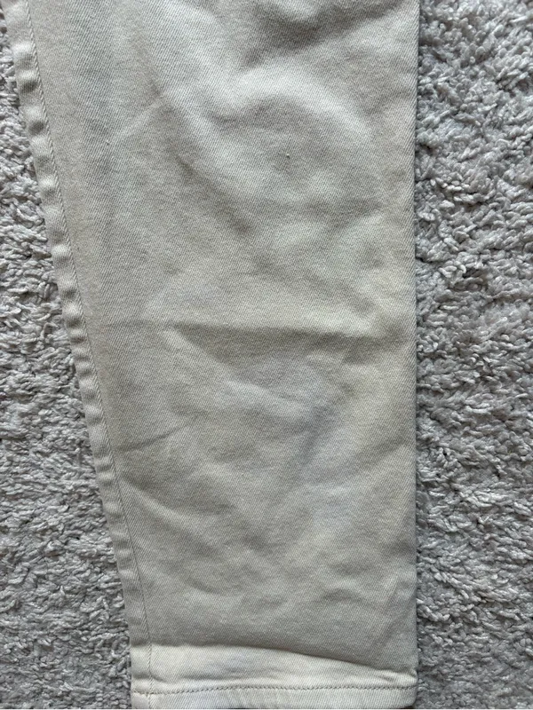 Aritzia Women’s Cargo Pants in Light Beige - Image 5