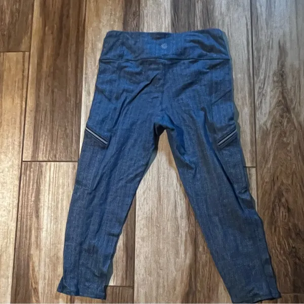 Athleta blue capri leggings - Image 4