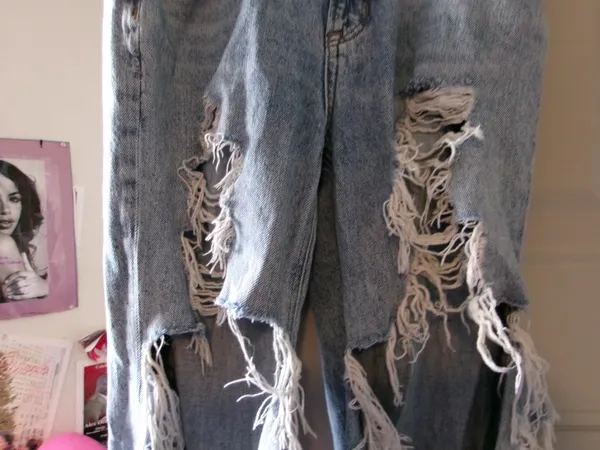 American Eagle Outfitters mom jean ripped distressed denim in light wash blue size 2. - Image 3