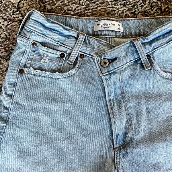 Abercrombie High Rise Dad Shorts in Light Wash - 26 - Image 8