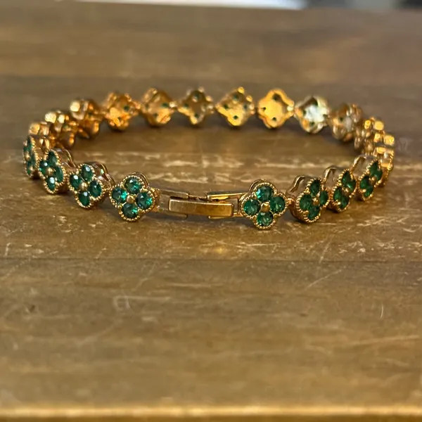 Gold tone emerald clovers tennis bracelet - Image 4