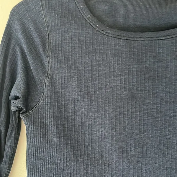 Lululemon ribbed Navy long sleeved crop top. Size 6 - Image 2