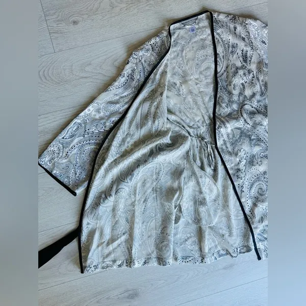 Morgan Taylor Intimates Black and White Paisley Robe Size M Midi Length Tie Belt - Image 5