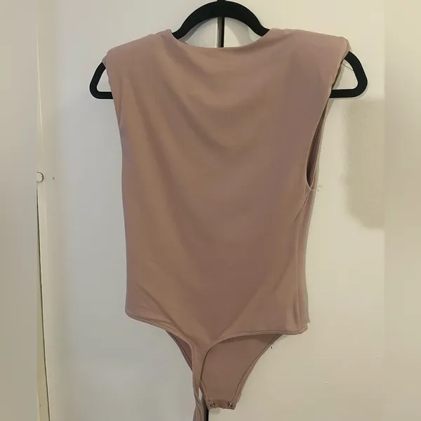 Aritzia babaton sculpted bodysuit with shoulder pads. - Image 7