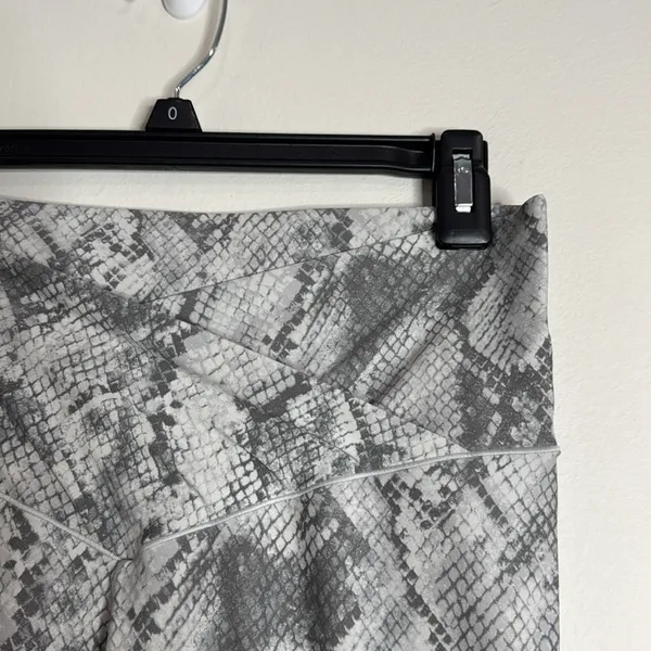 Aerie Offline Real Me Crossover 7/8 Leggings High Rise Gray Snake Print size XL - Image 4