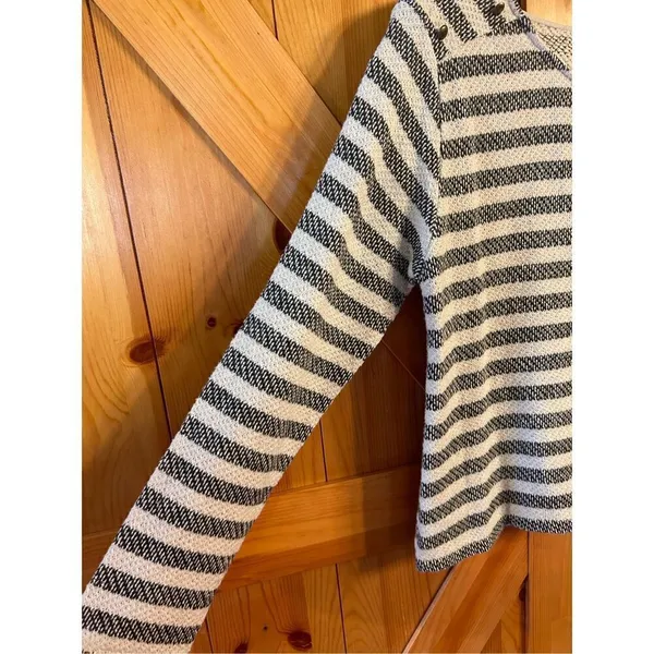 Springfield XL Sweater Striped White/Black Accent Buttons On Shoulders (3979) - Image 2