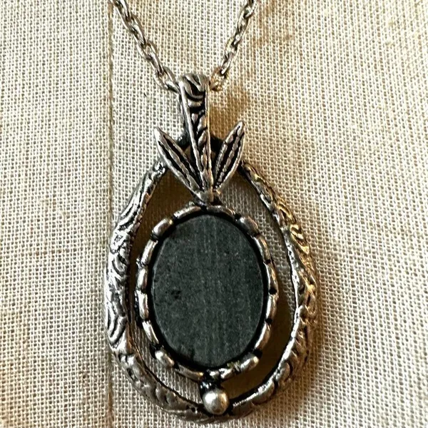 Green and silver tone vintage pendant necklace - Image 2