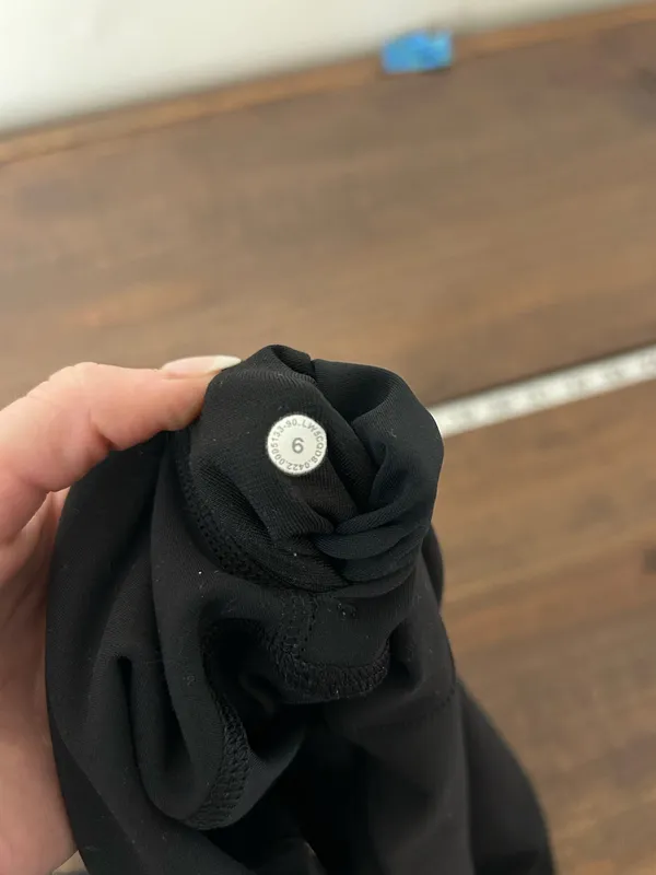 Women’s Lululemon Black Wunder Under High Rise Leggings size 6 24” - Image 8