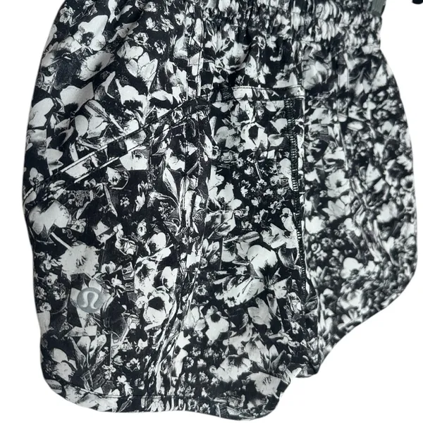 Lululemon Tracker Short V (4") Size 4 - Image 10