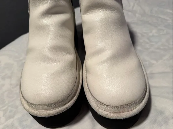 UGG White Leather Platform Chelsea Boots with Black Elastic size 8 - Image 5