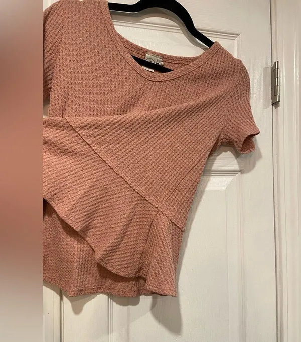 Paper Crane Size S Pink Waffle Knit V Neck Short Sleeve Ruffle Hem Peplum Top - Image 3